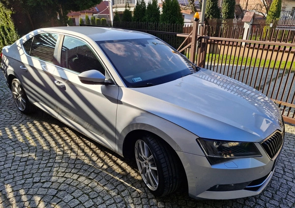 Skoda Superb cena 57900 przebieg: 277631, rok produkcji 2015 z Tarnów małe 106